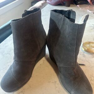 TOMS grey suede wedge make boots size 9